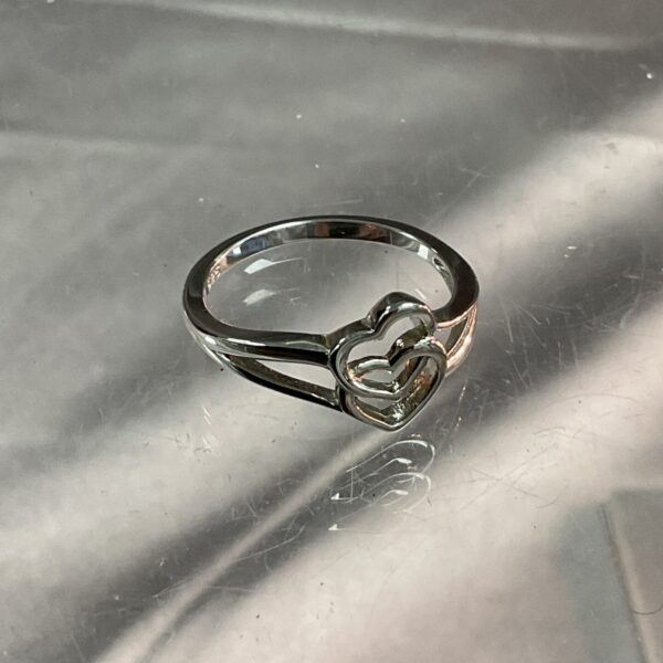 Close-up of a 925 silver double heart ring, size M.
