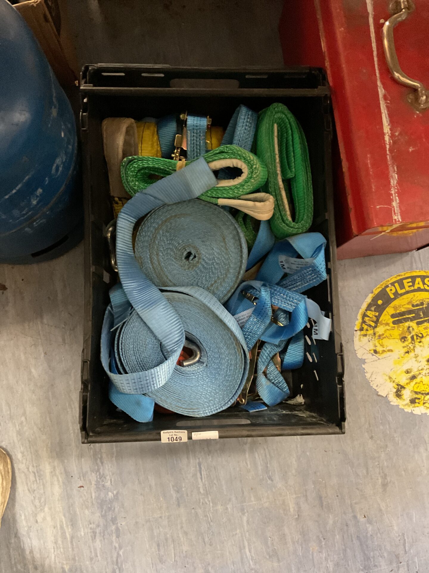 1049 Tray of ratchet straps