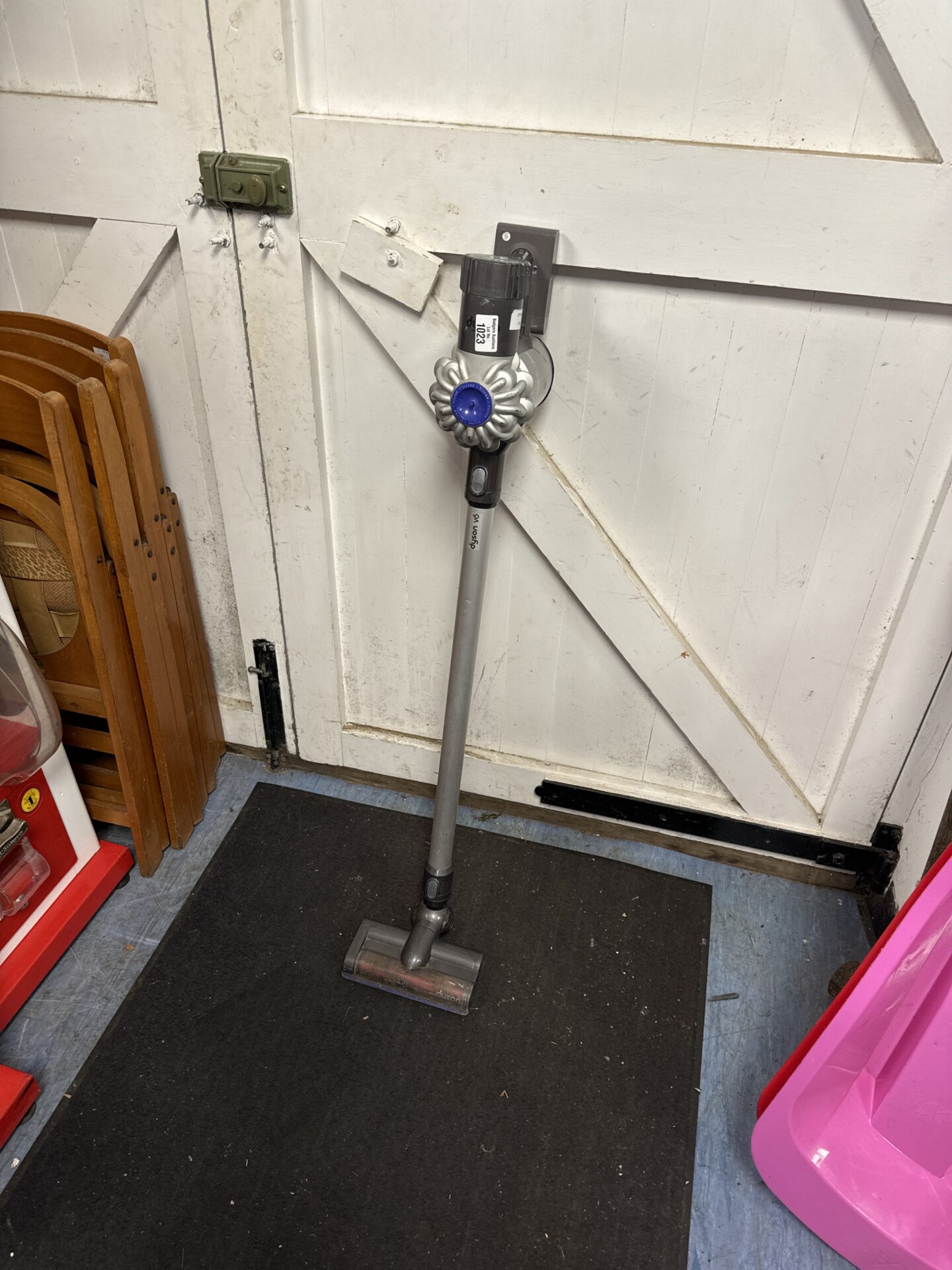 1023 Dyson v6 cordless hoover – spares/repairs, powers on but brush doesn’t spin, no charger