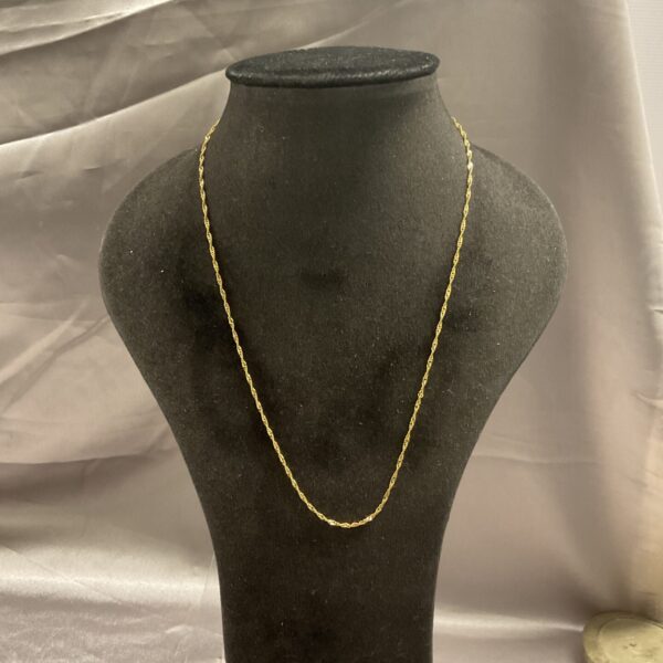 Delicate 9ct gold chain necklace, 18 inch length.