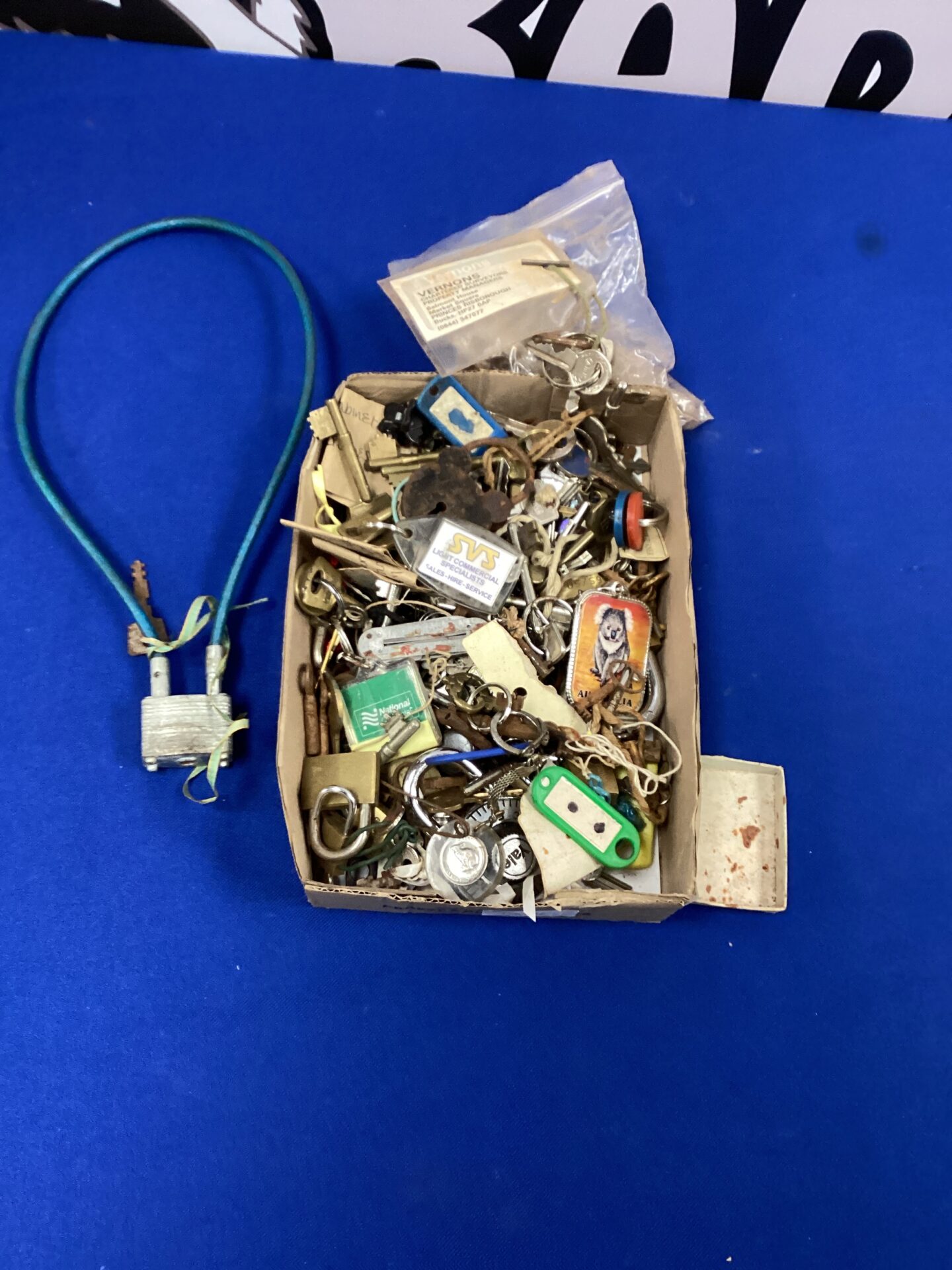 322 Large quantity of keys and padlocks