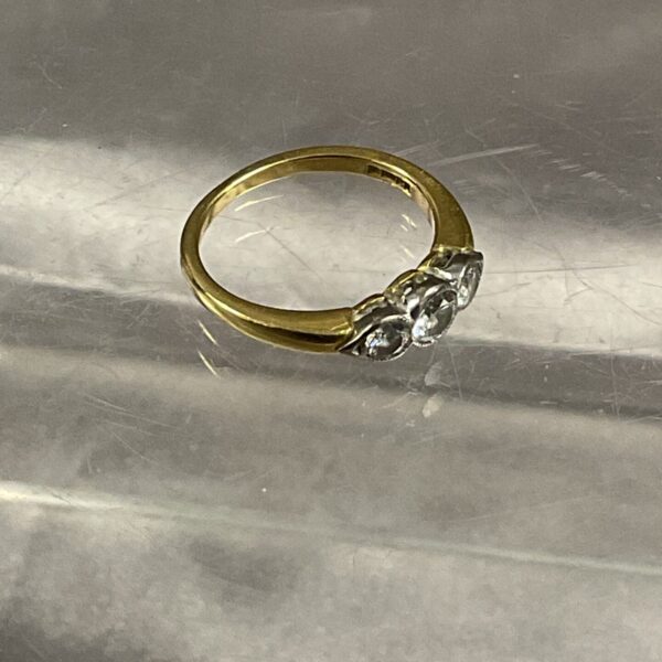 Elegant 18ct gold ring with three diamonds, size k.