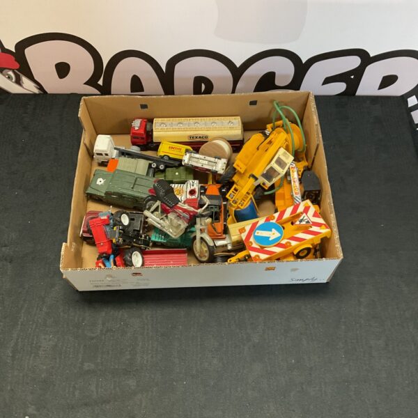 Mixed lot of vintage and modern diecast model vehicles.