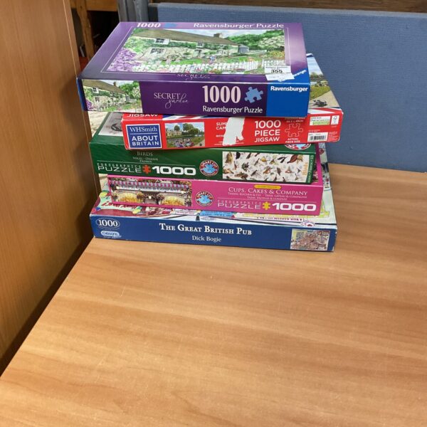 Colourful Ravensburger 1000 piece jigsaw puzzle in box.