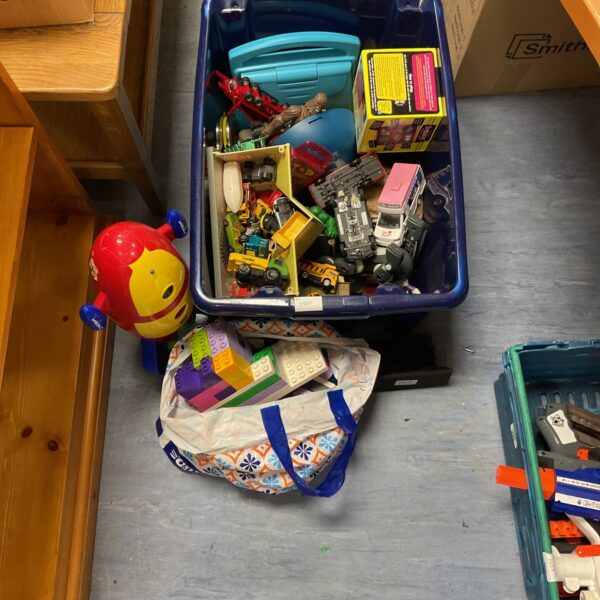 Mixed lot of vintage diecast toy cars and building blocks.