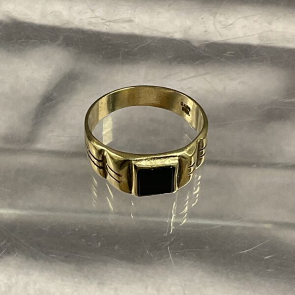 Polished 9ct gold signet ring with black onyx stone.