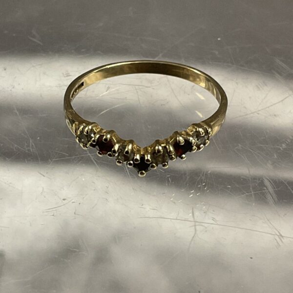Vintage 9ct gold ring with red and white stones, size M.