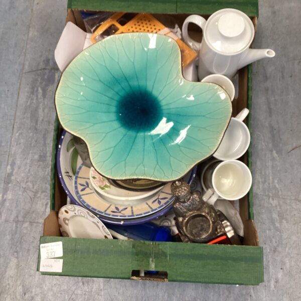 Mixed lot of vintage ceramics and a decorative glass fruit bowl.