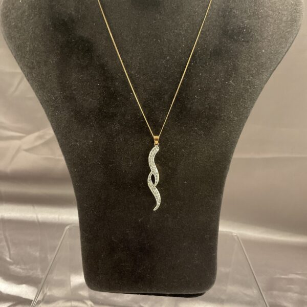 Elegant 9ct gold necklace with sparkling white stones.