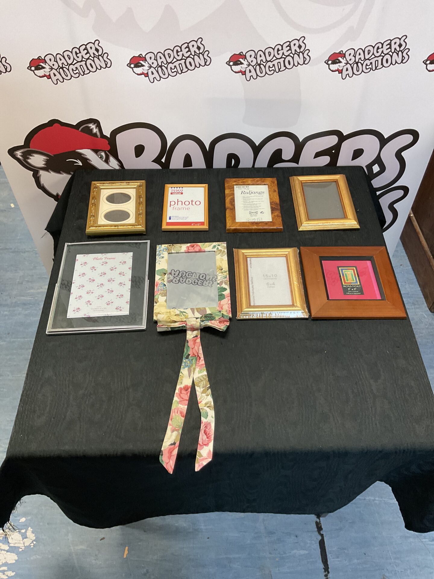 452 Box of mixed picture frames