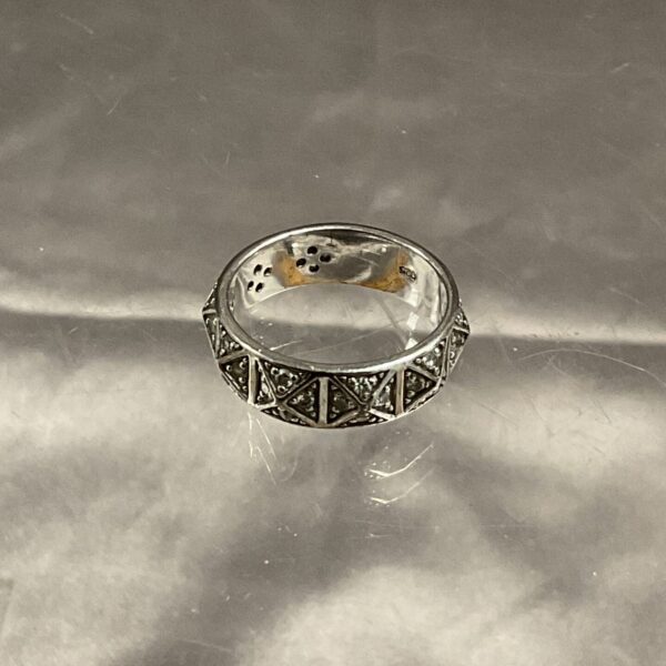Close-up of a patterned 925 silver ring.