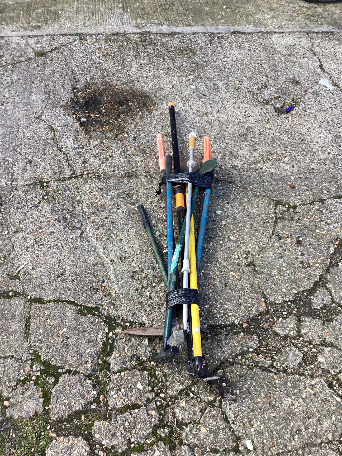1135 Selection of garden tools
