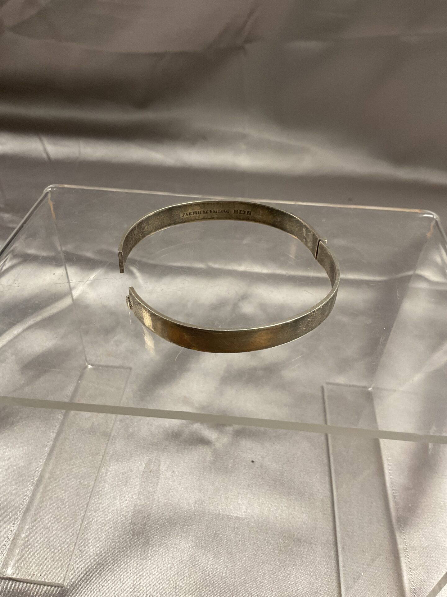 836 Hallmarked sterling silver hinged bracelet 17.5g