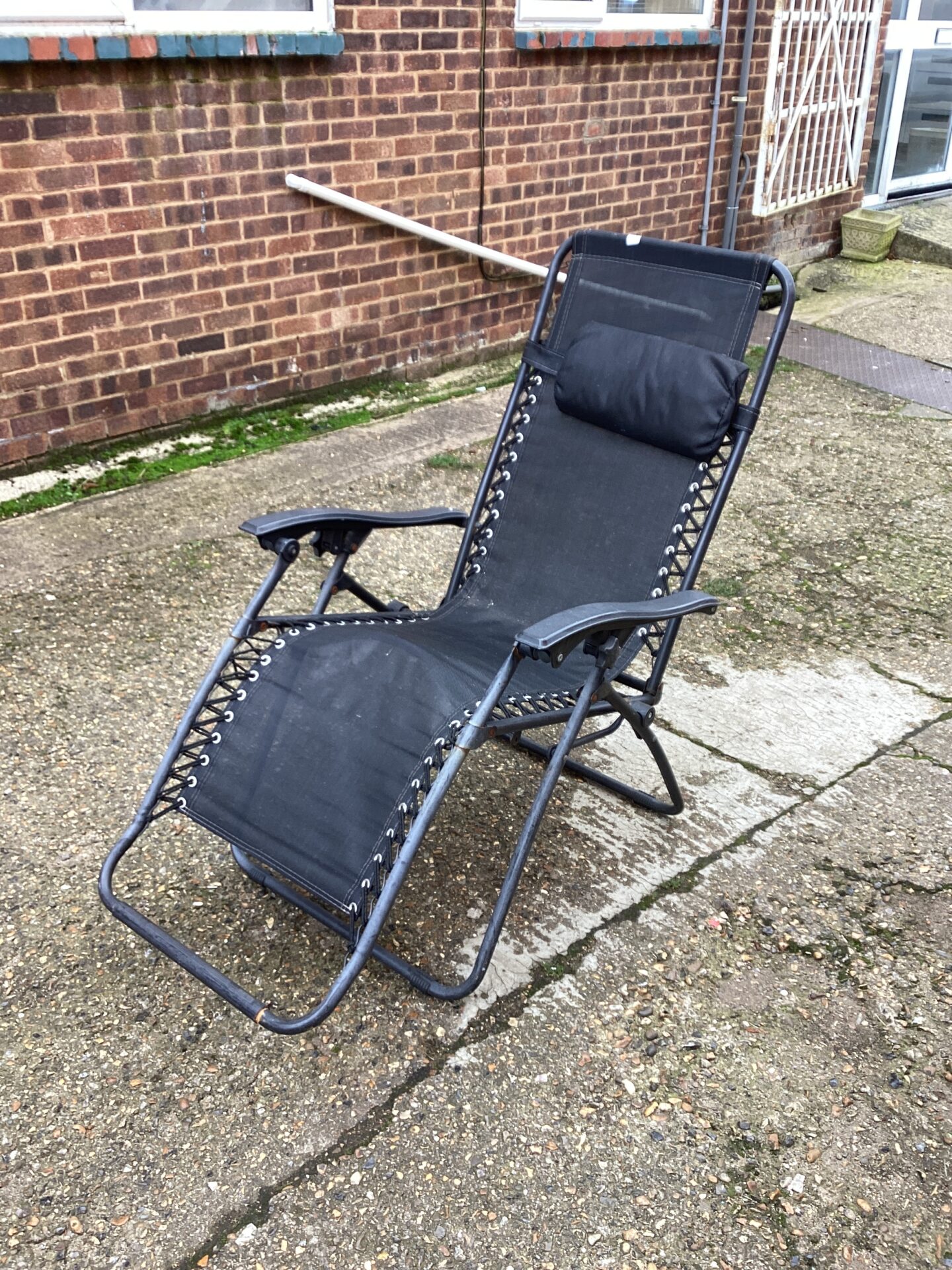 1132 Metal and mesh garden reclining chair