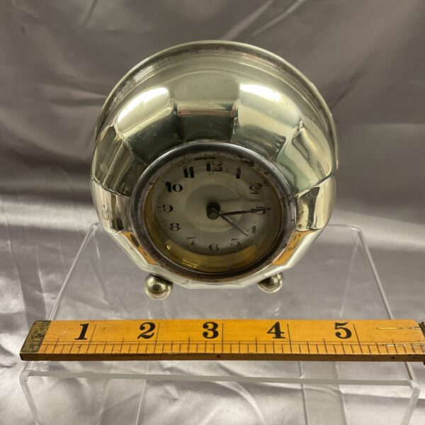Vintage Art Deco desk clock with a polished case and classic dial.