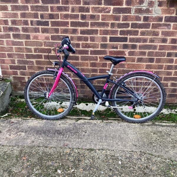 Purple girls’ mountain bike for outdoor cycling adventures.