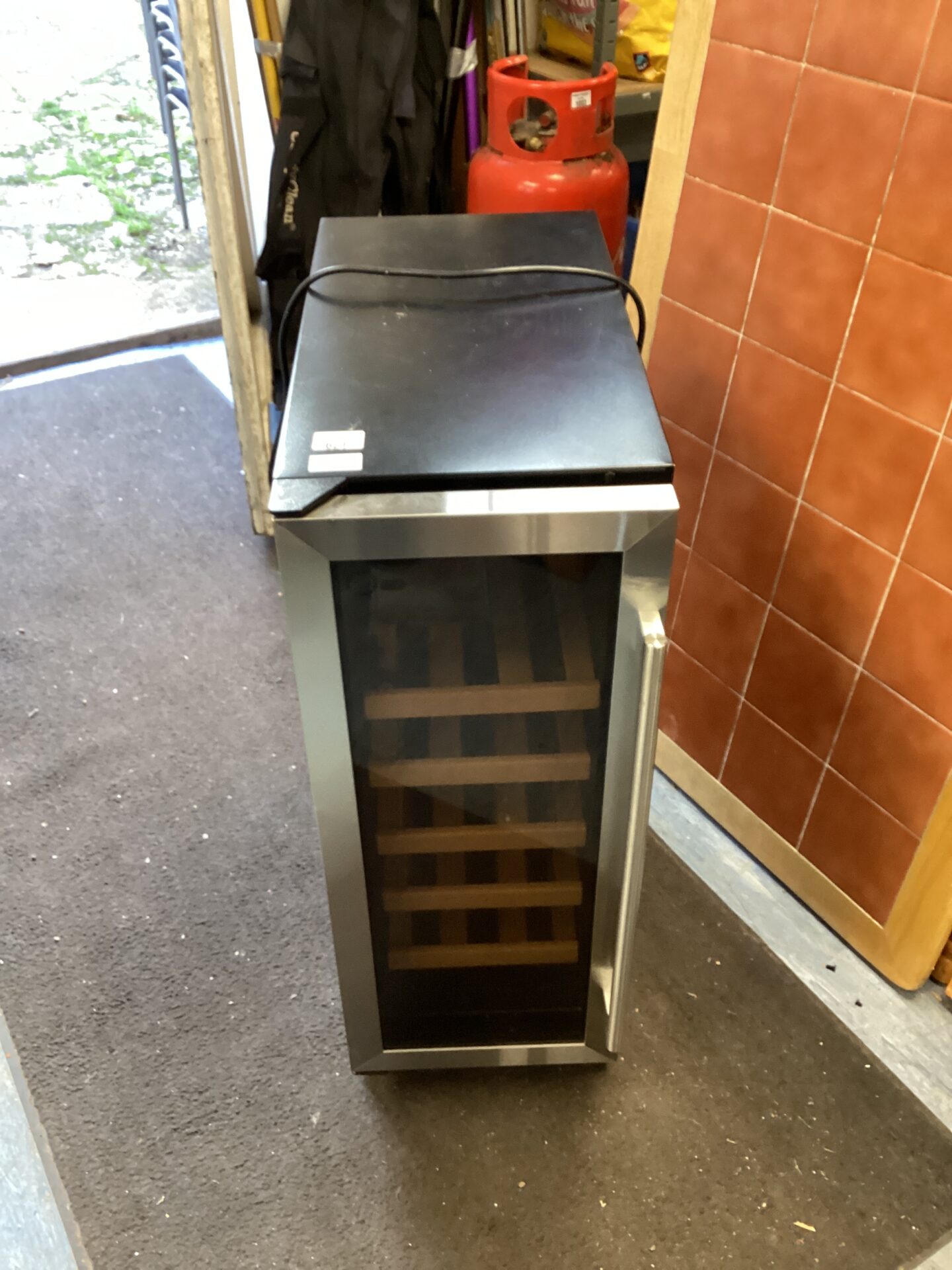 621 Wine Chiller powers on sold as seen