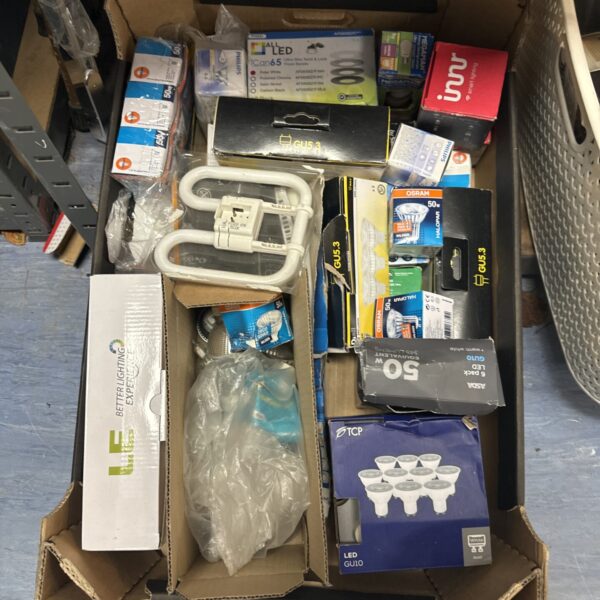 Mixed lot of assorted light bulbs including GU10 halogen fittings.