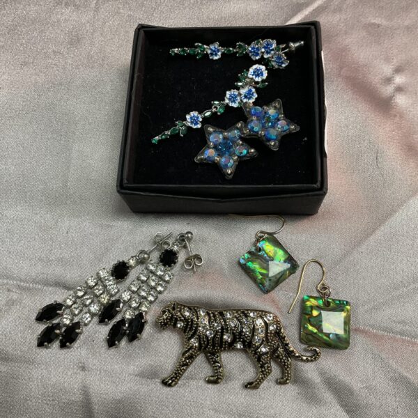 Vintage costume jewellery lot featuring abalone and enamel earrings and a tiger brooch.