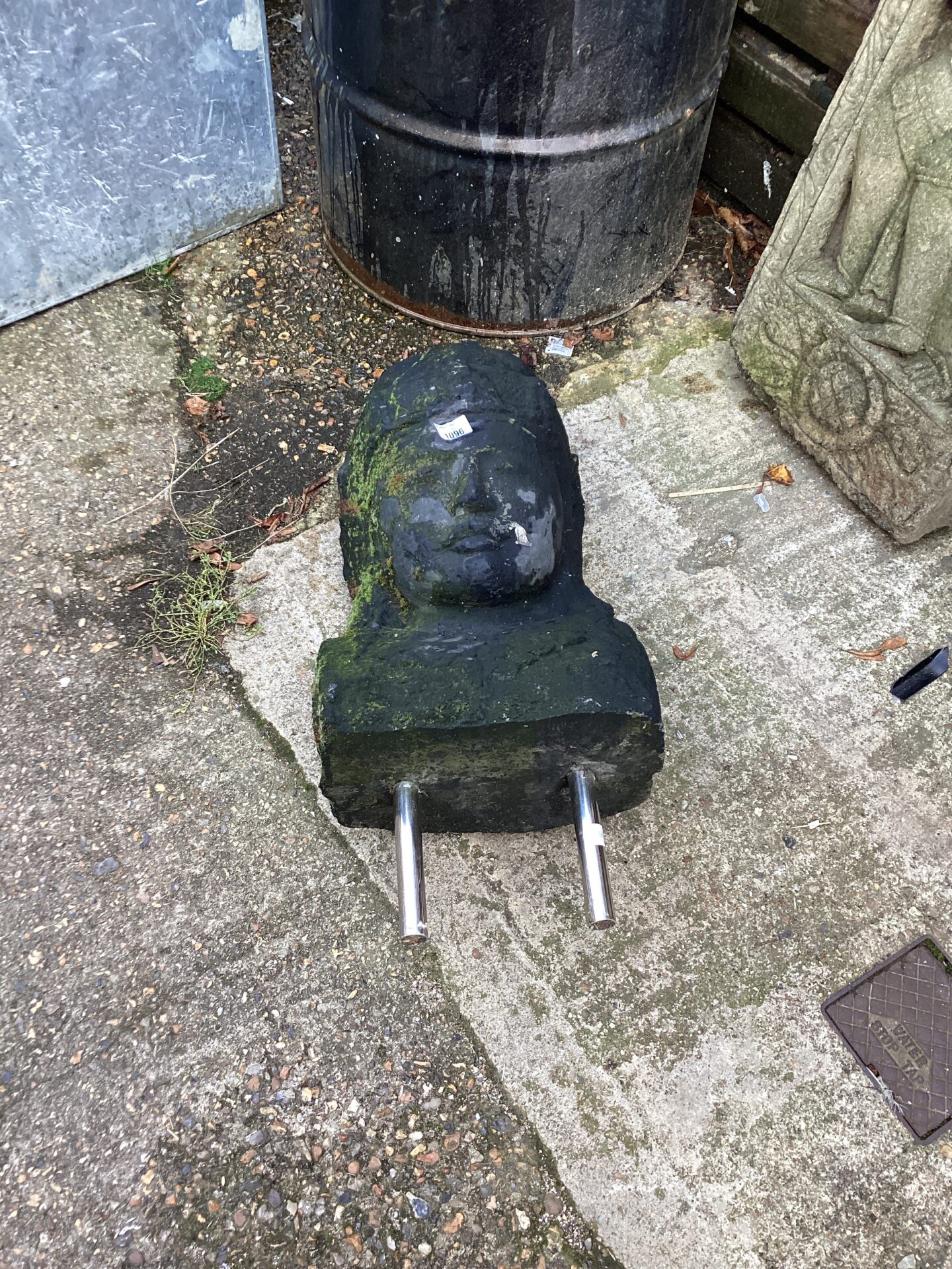 1096 Stone Garden Head ornament