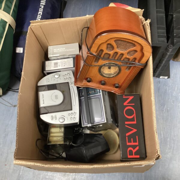 Mixed electrical lot featuring a vintage Revlon hairdryer and other appliances.