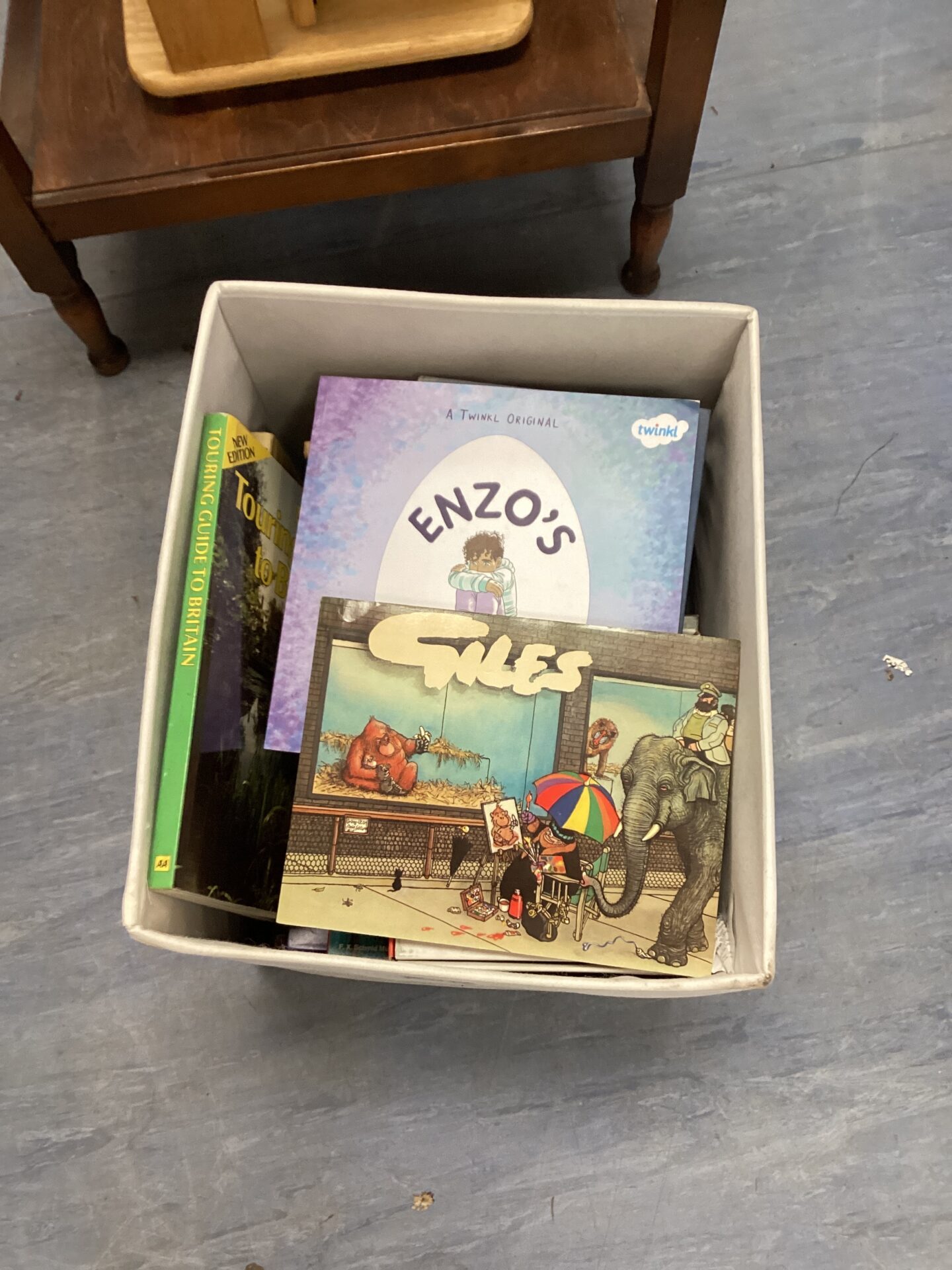 336 Box of mixed books & Jigsaws