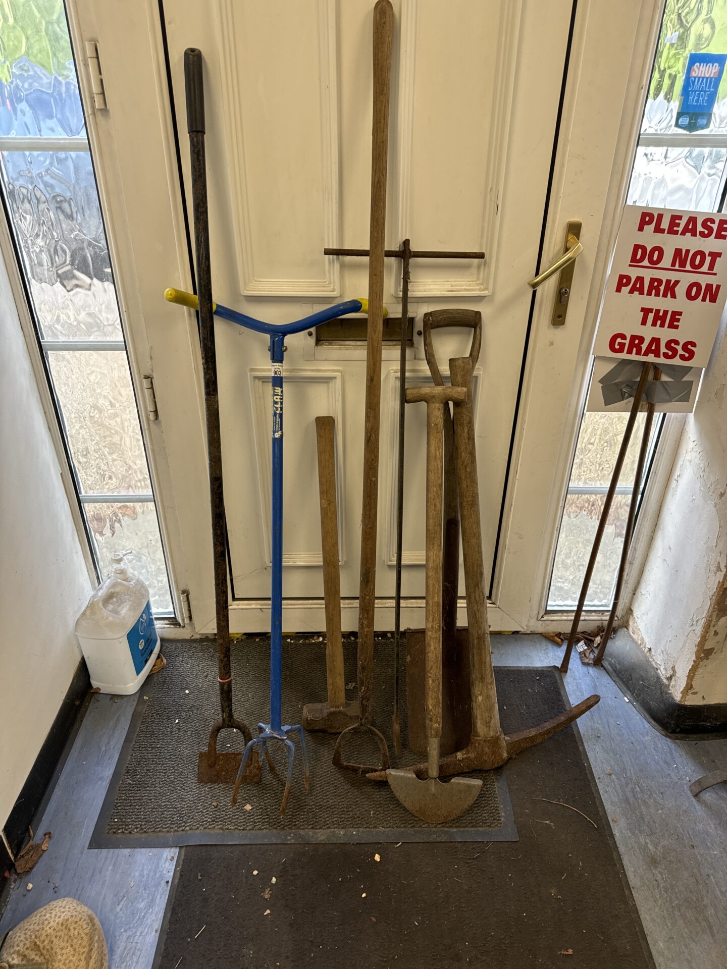903 Job lot of garden tools inc sledge hammer & pick