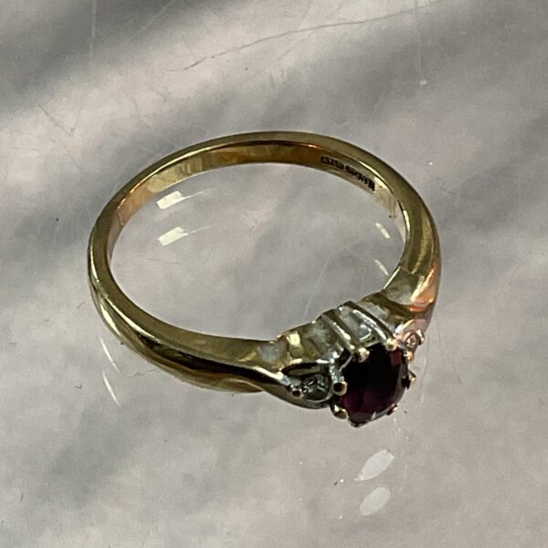 Elegant 9ct gold ring with sapphire and diamonds.