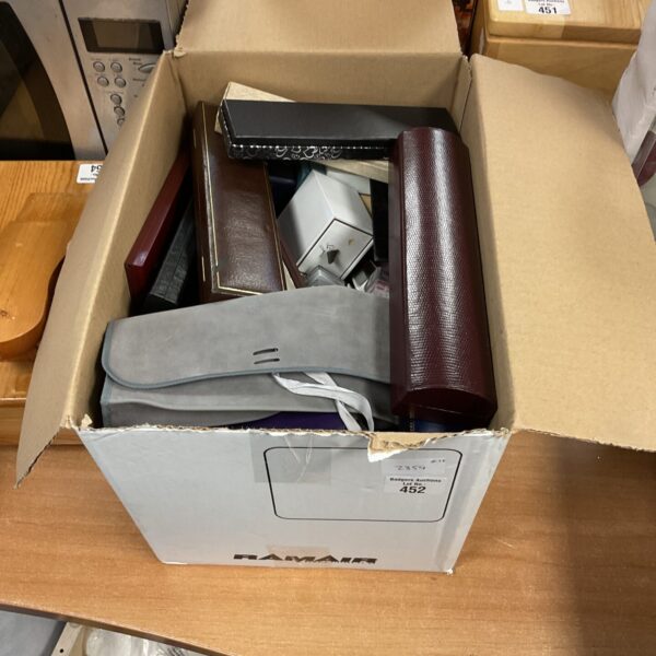 Lot of empty jewellery boxes and cases for collectors.