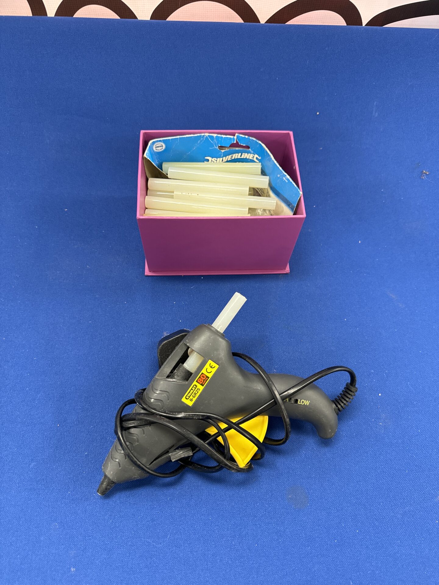 909 Stanley glue gun with sticks
