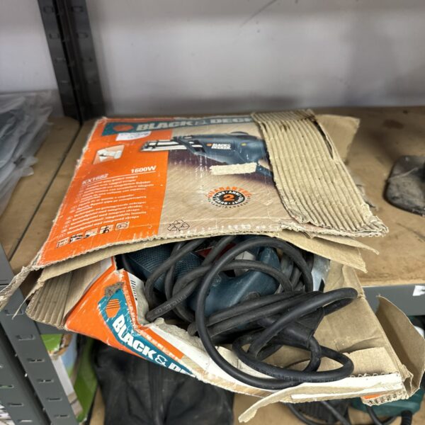 Black & Decker 1600W heat gun in original packaging.