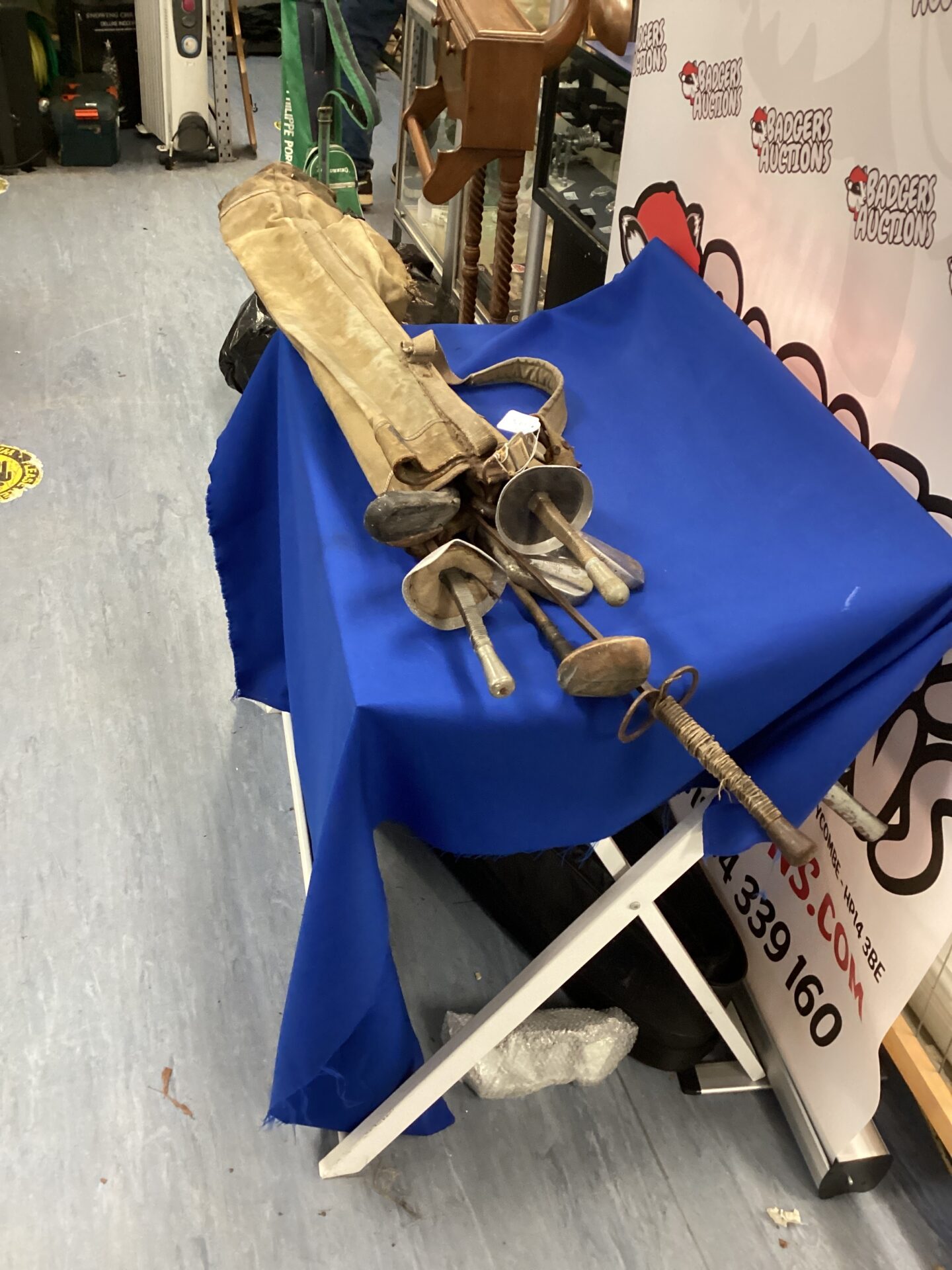 621 Bag of vintage golf clubs and swords