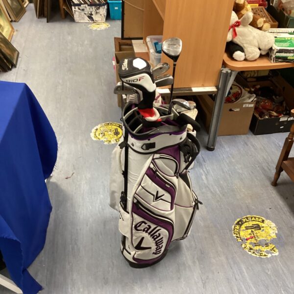 Callaway golf bag filled with assorted golf clubs, sporting goods.