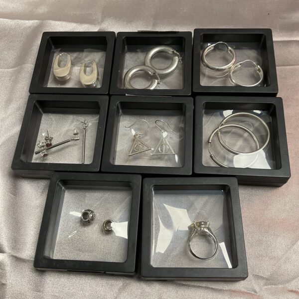 Costume jewellery lot featuring earrings, a bracelet, and a ring.