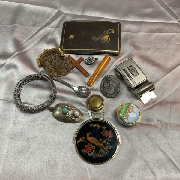 Vintage lot of compact mirrors, including a Stratton compact.