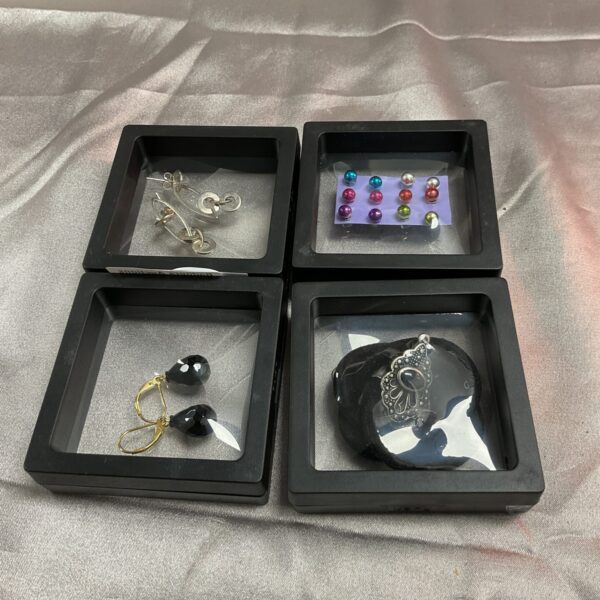 Vintage costume jewellery lot featuring earrings and a choker.