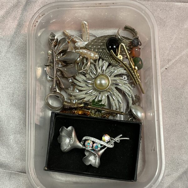 Tray of assorted vintage brooches and costume jewellery pins.