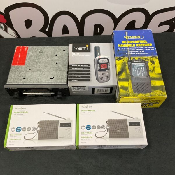 Nedis DAB digital radio lot with vintage car radio.
