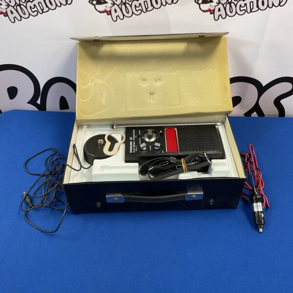 Vintage Maxcom 7e transceiver radio with microphone.