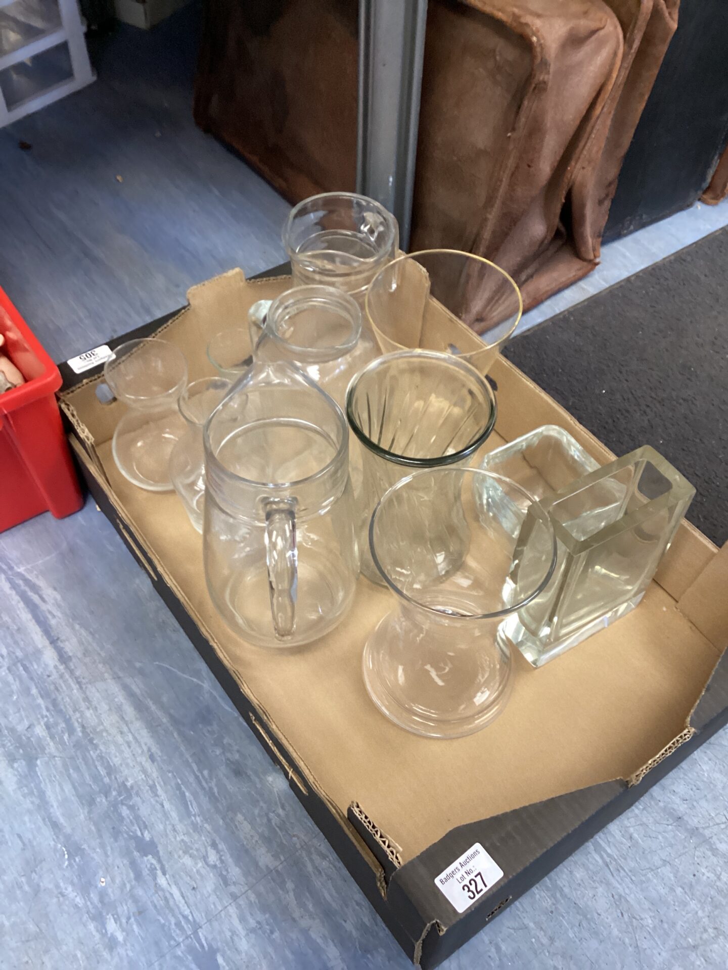 632 Tray of mixed glassware inc pitchers