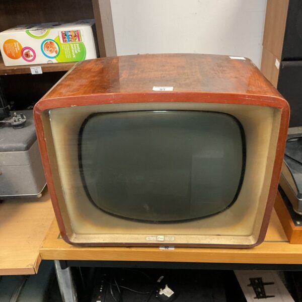 Vintage Polaroid Pam CRT television with curved screen.