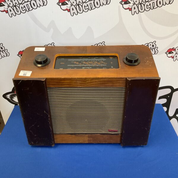 Front view of a vintage Murphy valve radio.