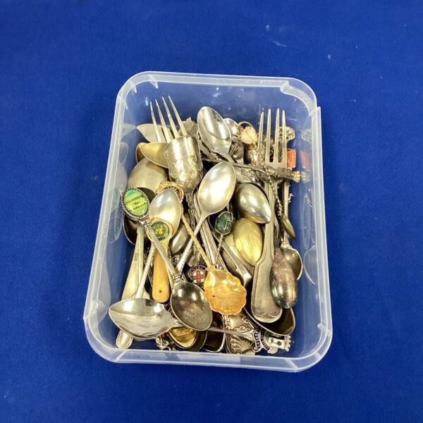 Vintage silverplate teaspoons and cutlery in a mixed lot.