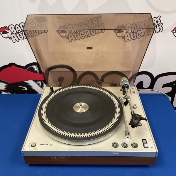 Vintage Philips 212 record player in good condition.