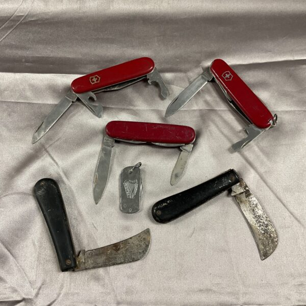 Lot of six vintage pocket knives including Victorinox.