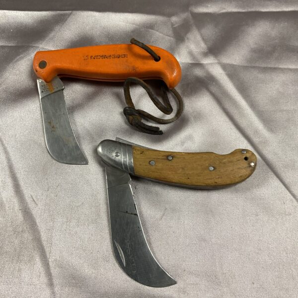 Vintage lot of two garden pruning knives with wooden handles.
