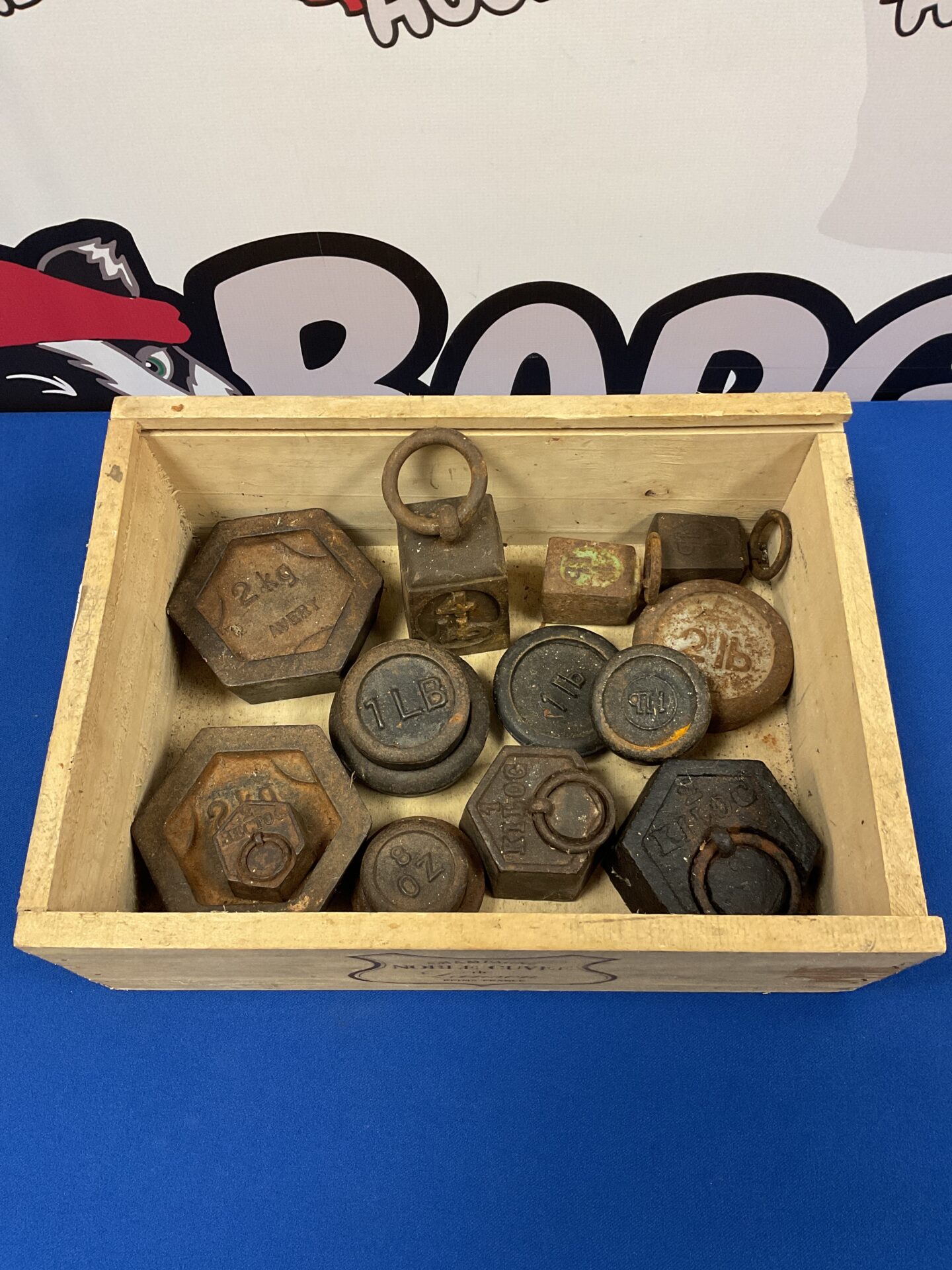 064 Box of vintage scales weights inc avery & kelog