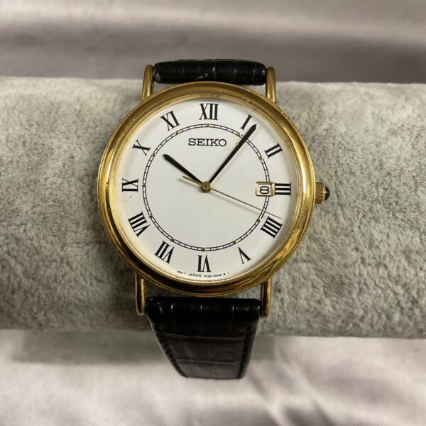Vintage Seiko quartz wristwatch with Roman numeral dial.
