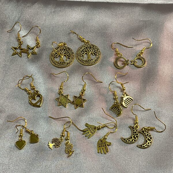 Gold tone star earrings with a vintage celestial design.