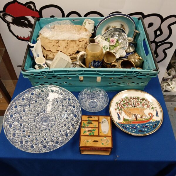Tray of mixed vintage porcelain and china pieces for collectors.